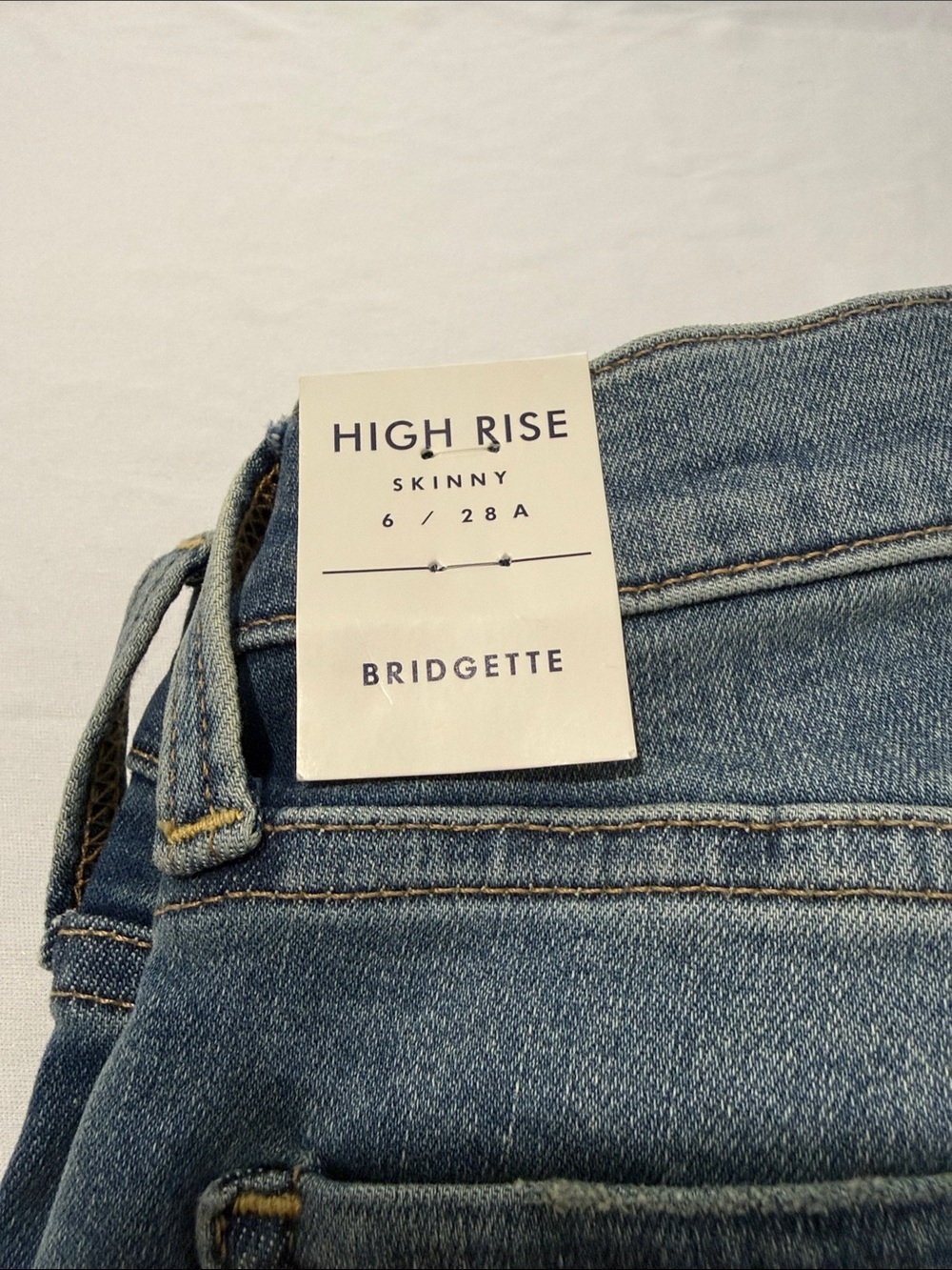 NEW Lucky Brand Women’s Jeans Slim Straight with Light Distress